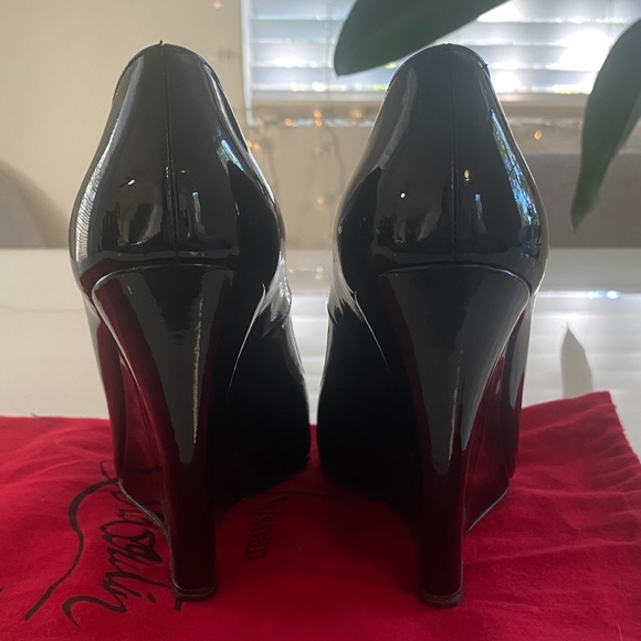 CHRISTIAN LOUBOUTIN ~ RON RON ZEPPA BLACK PATENT LEATHER WEDGES, SIZE 37.5 - Picture 7 of 7